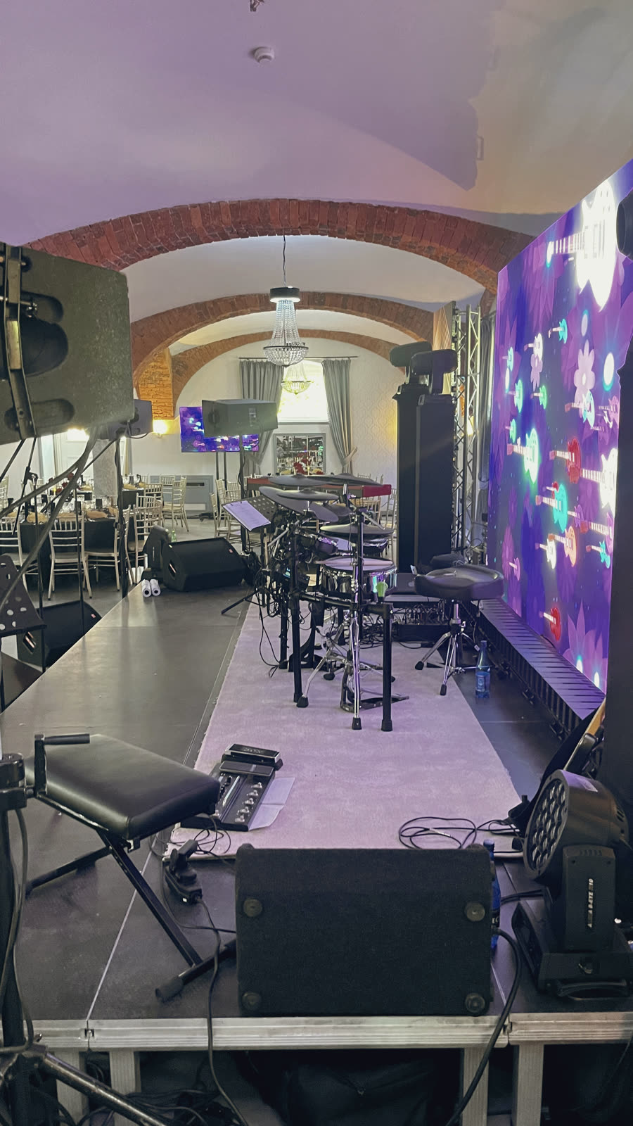 Scena z instrumentami i ekranem w sali ze sklepieniem