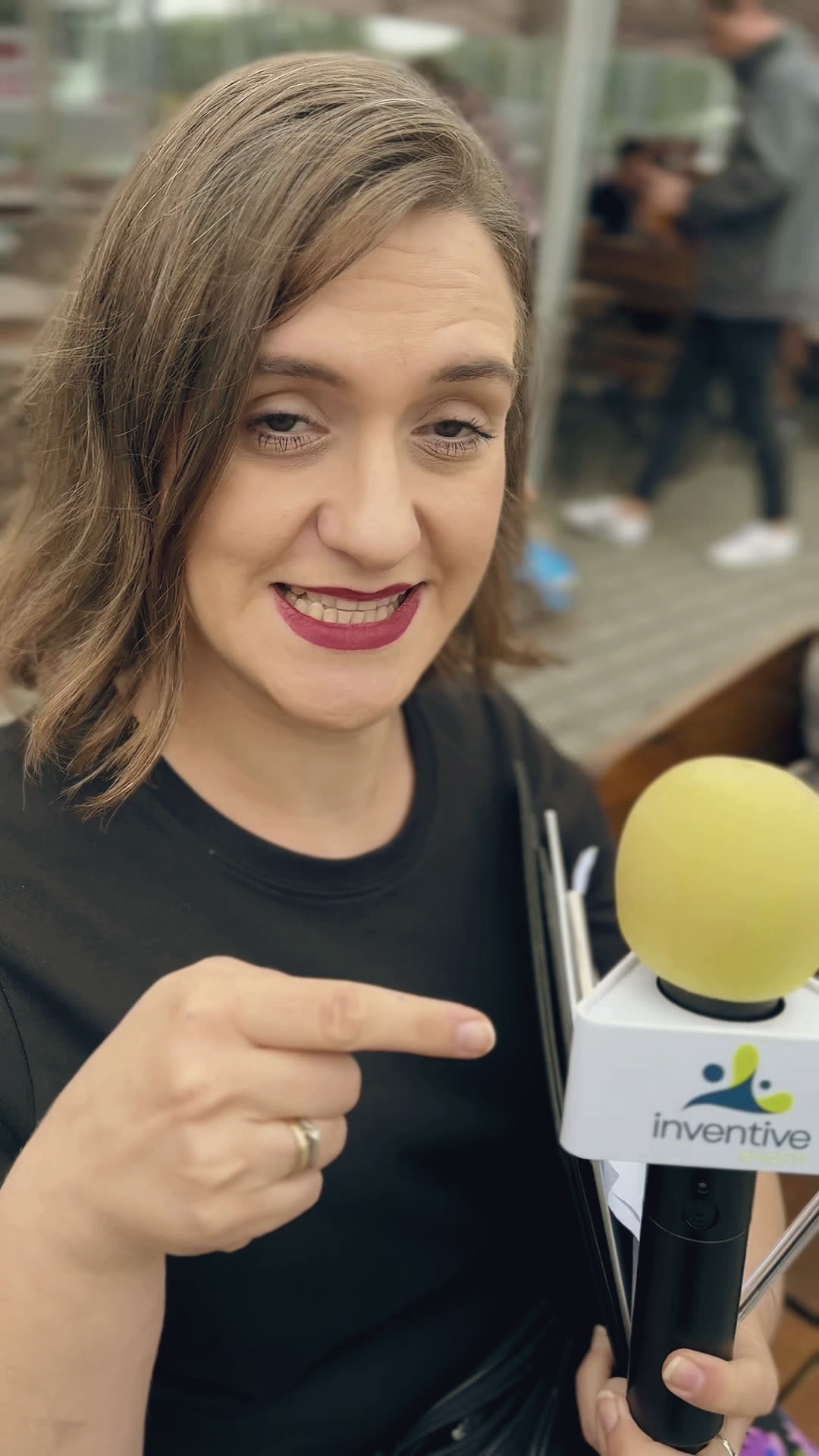 Nagranie relacji z mikrofonem podczas wydarzenia firmowego